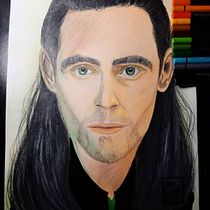 Projeto Final: Loki - Retrato realista com lápis de cor. Traditional illustration, Fine Arts, Pencil Drawing, Drawing, Portrait Drawing, Realistic Drawing, and Artistic Drawing project by Ana Carolina Cruz Vasconcellos - 05.16.2021