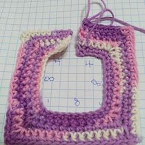 Mi Proyecto del curso :  Tejeré una chaqueta con las indicaciones del curso . Costumizare la prenda con pompones de colores y apliques tejidos a crochetTop-down: prendas a crochet de una sola pieza. Fashion Design, DIY, and Crochet project by Lilia Herrera - 05.24.2021