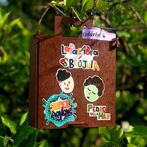 Brota la llama: La palabra es brújula. Un proyecto de Br, ing e Identidad, Diseño gráfico, Packaging y Diseño de producto de Lorena Gomez - 02.06.2021