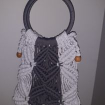 Meu projeto do curso: Design e criação de bolsas em macramê. Un projet de Design , Création d'accessoires, Artisanat, Couture, Art textile , et Macramé de Lorena Maranhão - 06.06.2021