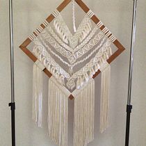 Mi Proyecto del curso: Introducción al tapiz de macramé. Een project van Ontwerp van accessoires, Craft, Textiel y Macramé van gemma.roselloo - 06.06.2021