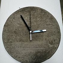 Concrete wall clock. Een project van Craft, Meubelontwerp en -bouw, Interieurontwerp,  Interieur y DIY van Jędrzej Matecki - 16.06.2021