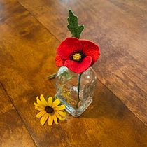 Stumpwork Poppy. Un projet de Design de bijoux , et Broderie de Cindy Russell - 20.06.2021