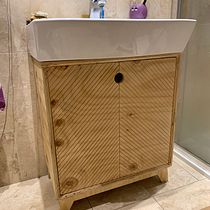 Under sink bathroom cabinet. Un progetto di Artigianato, Design e creazione di mobili, Interior design, DIY e Falegnameria  di Phil Chambers - 19.06.2021