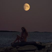 bajo la luz de la luna. Un proyecto de Fotografía, Post-producción fotográfica		, Retoque fotográfico, Fotografía de retrato, Fotografía de estudio, Fotografía artística, Fotomontaje, Autorretrato Fotográfico e Ilustración tradicional de constanza flores urzúa - 24.06.2021