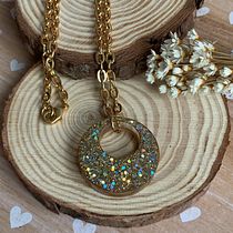 My project in Resin Jewelry Design course. Design de acessórios, Artesanato, Design de joias, e DIY projeto de barbosa.clarissa - 26.06.2021