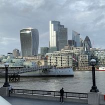 Meu projeto do curso: Desenho arquitetônico com aquarela e tinta - London Centre City. Sketching, Drawing, Watercolor Painting, Architectural Illustration, Sketchbook & Ink Illustration project by Nilce Silva - 07.01.2021