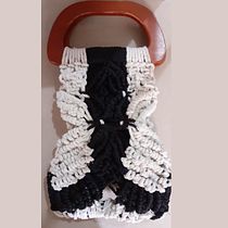 Handmade Macramé Handbag. Un projet de Design , Création d'accessoires, Artisanat, Couture, Art textile , et Macramé de Mheryl Espinosa - 06.07.2021