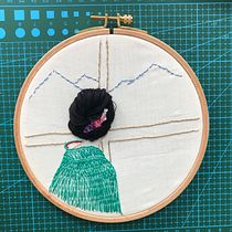 My project in Hair Embroidery Stitching Techniques course. Een project van Ontwerp van accessoires, Kostuumontwerp, Borduurwerk y Kleurentheorie van Vassilena Goranova - 07.07.2021