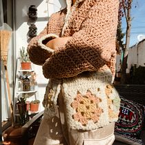 Mi Proyecto:  chaqueta Top-down con lana natural hilada y teñida a mano + aplicación de granny square. Fashion Design, Fiber Arts, DIY, and Crochet project by Constanza Richards - 07.09.2021
