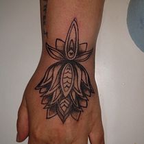 Mon projet du cours : Tatouage botanique en pointillisme. Un progetto di Illustrazione tradizionale, Design di tatuaggi e Illustrazione botanica di Maxime Miousse - 28.06.2021
