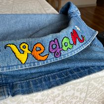 Mi Proyecto de Técnicas básicas de bordado, con mensaje reivindicativo incluido :). Accessor, Design, Costume Design, Embroider, and Color Theor project by rebe_89_ - 07.15.2021