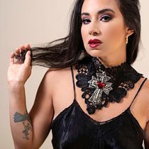 Mi Proyecto del curso: Fotografía editorial de belleza y retoque digital. Photograph, Art Direction, Lighting Design, Photo Retouching, Fashion Photograph, Studio Photograph, and Digital Photograph project by Mariel Vernaza - 07.18.2021