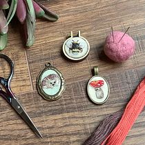 My project in Miniature Needlework: Make Embroidered Jewelry course. Un projet de Design de bijoux , et Broderie de Tamra Griggers - 21.07.2021