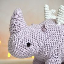 My Rhino in Amigurumi Design and Creation course. Arts, Crafts, To, Design, Fiber Arts, DIY, and Crochet project by Ancsa Majláth - 07.26.2021