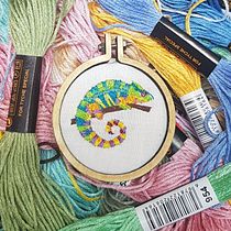 My project in Miniature Needlework: chameleon. Un projet de Design de bijoux , et Broderie de Isidora Schorr - 27.07.2021