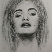 My project in Artistic Charcoal Portraiture: Creating Atmosphere course. Ilustração tradicional, Artes plásticas, Desenho, Desenho de retrato, Desenho realista, e Desenho artístico projeto de yitingng - 31.07.2021