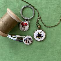 Mi Proyecto del curso: Bordado en miniatura: crea joyas textiles. Un projet de Broderie , et Design de bijoux de Lileny Salazar Ulloa - 04.08.2021