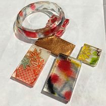 My project in Resin Jewelry Design course. Un progetto di Design di accessori, Artigianato, Design di gioielli e DIY di blackbirdandthehun - 05.08.2021