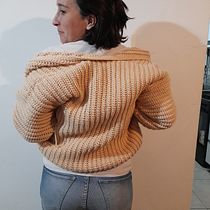Cardigan de colores y con mangas diferentes al patrón. Fashion Design, Fiber Arts, DIY, and Crochet project by Maria Marta Bernabeu - 08.06.2021