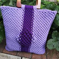 My project in Design and Creation of Macramé Handbags course. Un projet de Design , Création d'accessoires, Artisanat, Couture, Art textile , et Macramé de Guna Kreslina - 09.08.2021