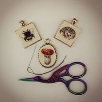 Mi Proyecto del curso: Bordado en miniatura: crea joyas textiles. Un proyecto de Diseño de jo, as y Bordado de Laura Miranda Miranda - 08.08.2021