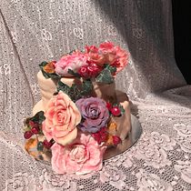 My project in Sugar Flowers for Cake Designs course. Un progetto di Design e DIY di Thaaibah Ziaudeen - 20.10.2021