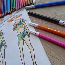 My Final Project- Summer. Een project van Traditionele illustratie,  Schetsen,  Modeontwerp, Kostuumontwerp, Patroonontwerp, Tekening met potlood, Sketchbook y Bloem- en plantenschikken van Pooja Giridharan - 12.08.2021