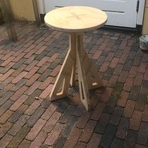 My first little table. Un progetto di Artigianato, Design e creazione di mobili, Interior design, DIY e Falegnameria  di Wannes De Porre - 15.08.2021