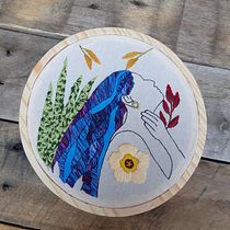 Meu projeto do curso: Retrato bordado com elementos botânicos. Un proyecto de Bordado de Tatijane Lauriane Araújo Santos - 24.08.2021