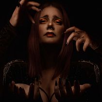Proyecto del curso: Autorretrato fotográfico conceptual. Photograph, Post-production, Photo Retouching, Portrait Photograph, Studio Photograph, Fine-Art Photograph, Photomontage, and Self-Portrait Photograph project by Judit Lozano Peiró - 03.19.2020