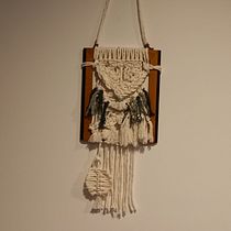 My project in Introduction to Macrame Tapestry course. Un progetto di Design di accessori, Artigianato, Fiber Art e Macramè di karua08 - 01.09.2021