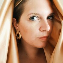 Editorial Portraiture: Gold. Photograph, Fashion Photograph, Portrait Photograph, Studio Photograph, and Digital Photograph project by Jorijn van Vugt - 09.01.2021