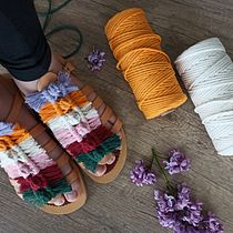 My project in Macramé: Decorate Your Slippers and Sandals course. Un progetto di Design di accessori, Artigianato, Fiber Art e Macramè di oh.diy.see - 19.05.2021