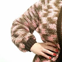 Meu projeto do curso:  Top-down: roupas de crochê sem costura. Un progetto di Fashion design, Fiber Art, DIY e Uncinetto di Silvia Colodel - 02.09.2021