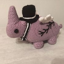Mi Proyecto del curso: Diseño y creación de amigurumis. Rinoceronte caminando. Arts, Crafts, To, Design, Fiber Arts, DIY, Crochet, Amigurumi, and Design project by isazambudio1 - 09.02.2021