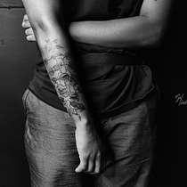 Tatuaje botánico surrealista (puntillismo de arrastre). Projekt z dziedziny Trad, c, jna ilustracja, Projektowanie tatuaż, R i sunek botaniczn użytkownika Alie Galindez - 03.09.2021