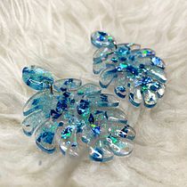 My project in Resin Jewelry Design course. Un progetto di Design di accessori, Artigianato, Design di gioielli e DIY di Bella Mohd Nor - 02.09.2021