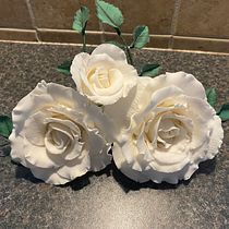 My project in Sugar Flowers for Cake Designs course. Un progetto di Design e DIY di Ashleigh Dewbery-Lugg - 04.09.2021
