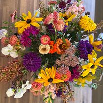 My project in Floral Arrangement Design with Seasonal Blooms course. Design de interiores, Paisagismo, Decoração de interiores, e DIY projeto de Janice Sukut - 05.09.2021