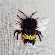 Miniature Needlework: Make Embroidered Jewelry course. Un projet de Broderie et Illustration naturaliste de Kerry Lotzof - 10.09.2021