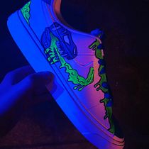 Restauración y personalización de sneakers: Grime T-Rex Nike Legacy Court. Accessor, Design, Fashion Design, Acr, lic Painting, DIY, Upc, and cling project by Vada Suzette Duran Aguilar - 10.02.2021