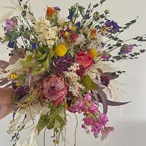 Mi Proyecto del curso: Diseño de arreglos con flores de temporada. Un proyecto de Diseño de interiores, Paisajismo, Decoración de interiores y DIY de Norma Ferreira - 16.09.2021