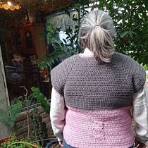 Mi Proyecto del curso:  Top-down: prendas a crochet de una sola pieza. Un progetto di Fashion design, Fiber Art, DIY e Uncinetto di Charlie Reyes - 03.10.2021