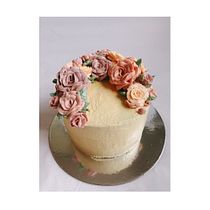 My project in Decorative Buttercream Flowers for Cake Design course. Design, and DIY project by ketty.bonvoyage - 10.04.2021