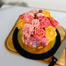 My project in Decorative Buttercream Flowers for Cake Design course. Design, and DIY project by Omotope Awoleye - 10.05.2021