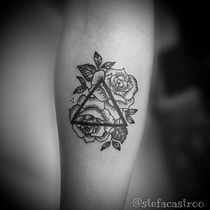 Mi Proyecto del curso: Tatuaje botánico con puntillismo. Projekt z dziedziny Projektowanie tatuaż, Trad, c, jna ilustracja, R i sunek botaniczn użytkownika Stefany Castro - 06.10.2021