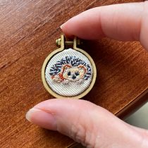Mi Proyecto del curso: Bordado en miniatura: crea joyas textiles. Un projet de Broderie , et Design de bijoux de rocv27 - 07.10.2021