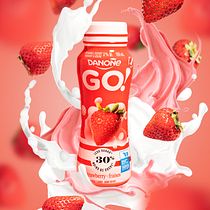 Danone Strawberry Yogurt Drink with Splashes. Un proyecto de Dirección de arte, Post-producción fotográfica		, Retoque fotográfico, Fotografía de producto, Fotografía digital y Fotografía gastronómica de Victoria Frantsev - 09.10.2021