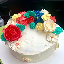My project in Decorative Buttercream Flowers for Cake Design course. Design, and DIY project by Montse Heiras Garibay - 10.10.2021